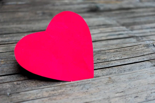 Bambu zemin üzerine kırmızı kalp kağıt