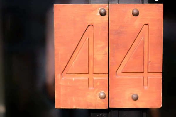 Ahşap zemin üzerinde 44 numaralı