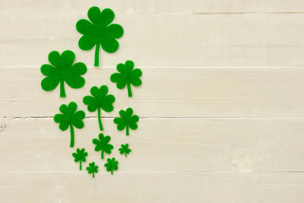 Ahşap bir adam üzerinde yeşil yoncaları