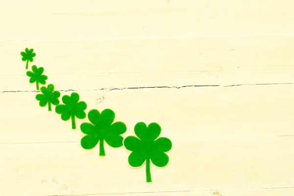 Ahşap bir adam üzerinde yeşil yoncaları