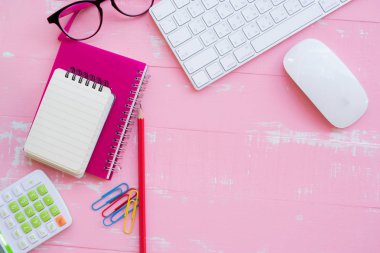 Ofis tablo Masası bilgisayar, dergiler, sosyal medya ile. Sayfanın Üstü