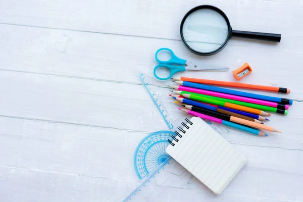 Öğrenme materyalleri tasarımınız için üzerinde beyaz arka plan hazır