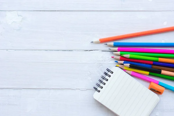 Beyaz arka plandaki okul malzemeleri tasarımınız için hazır.