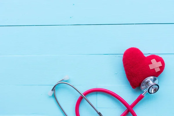 Kırmızı kalp stetoskop, kalp sağlığı, sağlık sigortası conce
