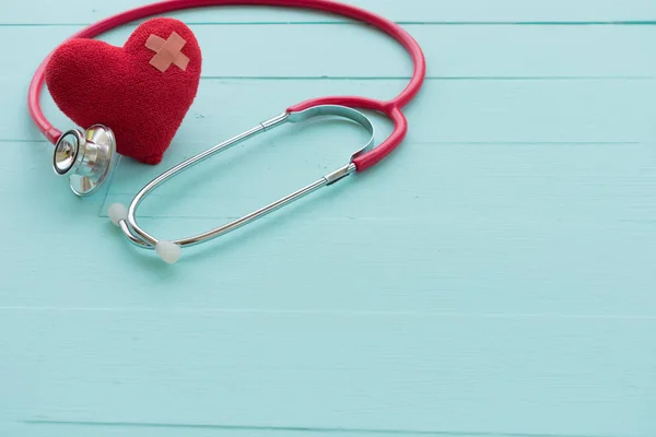 Kırmızı Kalp ve steteskop.