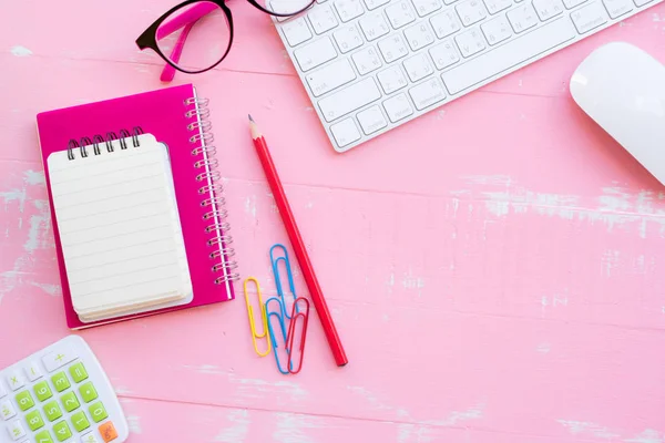 Dizüstü bilgisayar, sarf malzemeleri ve tablet ile ofis resepsiyon masası. Üstten Görünüm 