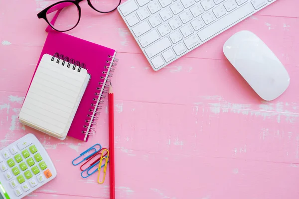 Ofis tablo Masası bilgisayar, dergiler, sosyal medya ile. Sayfanın Üstü