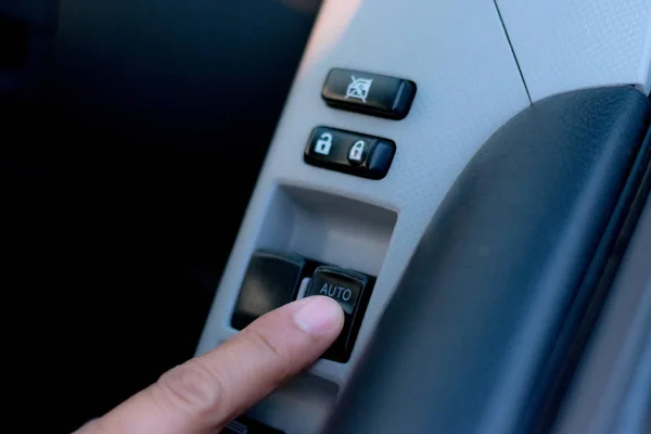 Basın dışarıda görmek için araba penceresi.