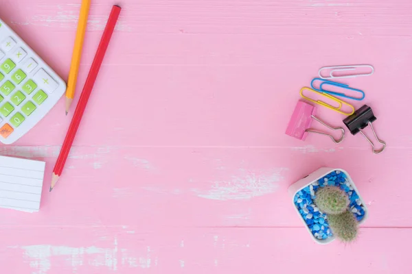 Pembe arka planlar ile ofis, banka donatımı.