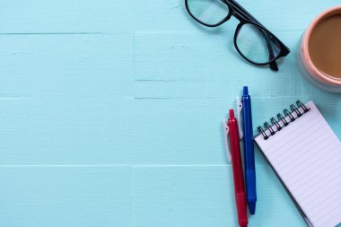 Ofis Resepsiyon işyeri kahve fincanı, not defteri ve wo gözlük