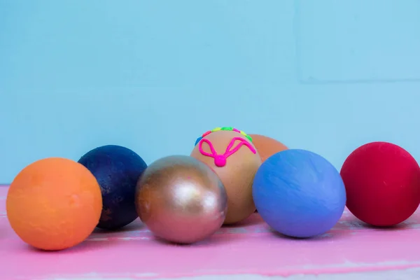 Renkli yumurta ve mavi backgr üzerinde yaratıcı Paskalya düzeni