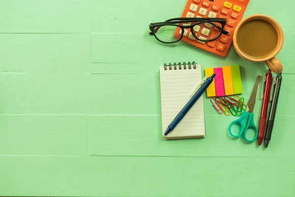 Ofis Resepsiyon işyeri kahve fincanı, not defteri ve wo gözlük