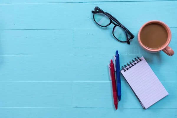 Ofis Resepsiyon işyeri kahve fincanı, not defteri ve wo gözlük