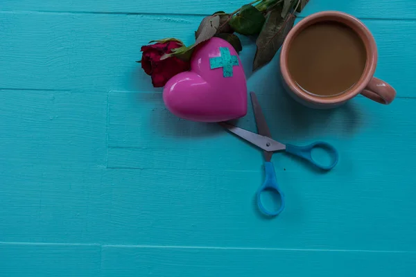 Pembe kalpler makas kestik ve kırmızı çiçekler öldüğü.