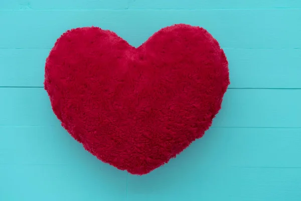 Красная подушка сердца на синем фоне — стоковое фото