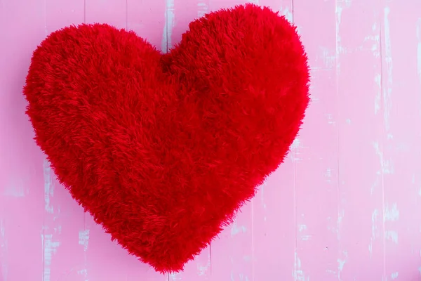 Красная подушка сердца на розовом фоне — стоковое фото