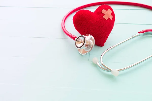 Kırmızı kalp ve ahşap masa, Dünya Sağlık d üzerinde stetoskop kapatın