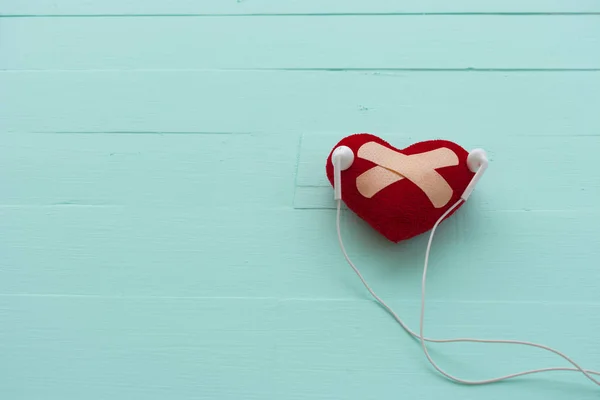 Раненое сердце слушать музыку — стоковое фото