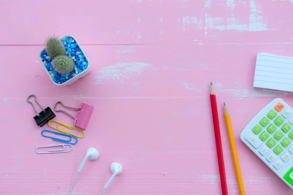 Resepsiyon kulaklık, kalem ve hesap makinesi ile küçük ağaç Top vie