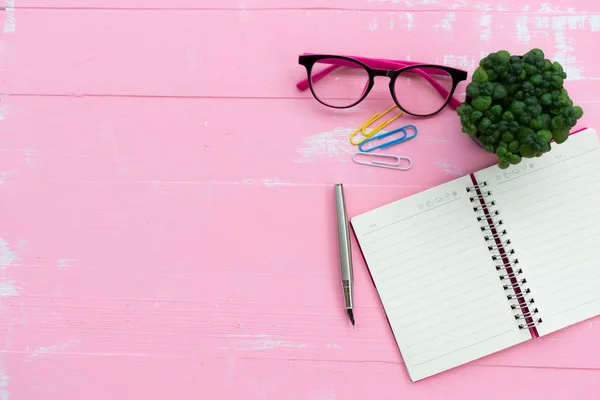 Resepsiyon kulaklık, kalem ve hesap makinesi ile küçük ağaç Top vie