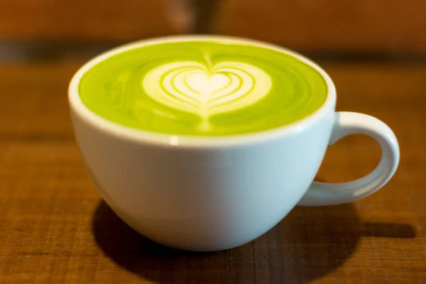 Bir fincan yeşil çay.