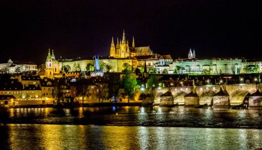 Prag Kalesi, gece görünümü