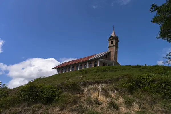 Tepedeki kilise. — Stok fotoğraf