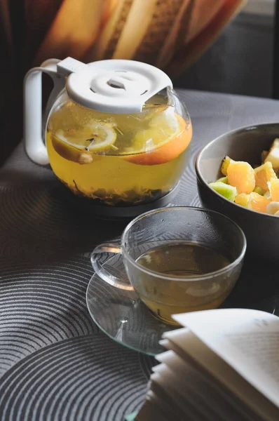 Konforlu evde meyve aromalı çay