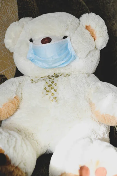 Koronavirüsü önlemek için maske takıyor.