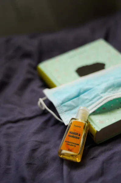 Koronavirüsün önlenmesi için maske ve sağlık giderici 