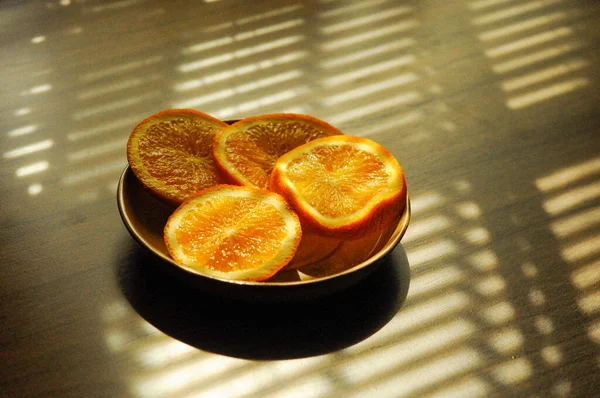 Turuncu meyve dilimleri.