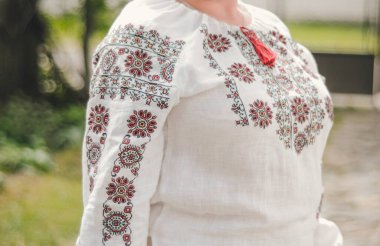 Vyshyvanka (nakışlı gömlek) adlı ulusal giysili Ukraynalı kadınlar)