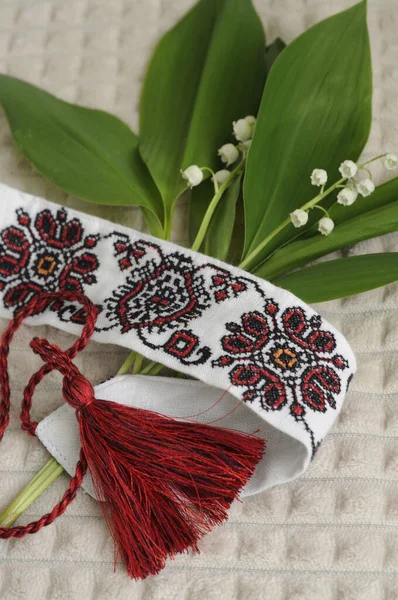 Vadi zambakları ve Ukrayna ulusal giysileri.