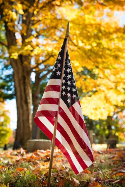 Bandera veterana en el cementerio de otoño — Foto de Stock