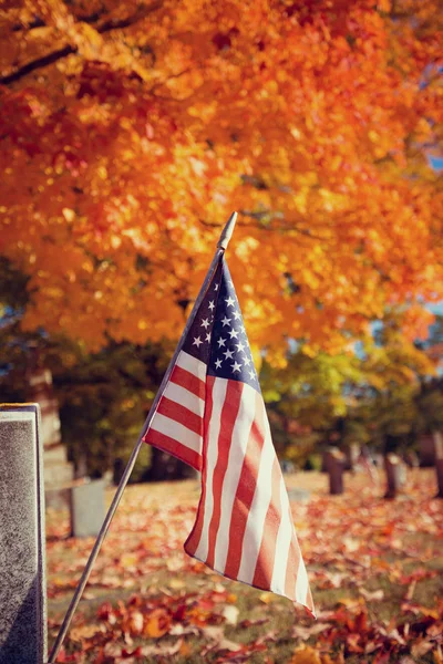 Sonbahar mezarlığı kıdemli bayrak