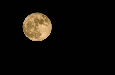 Gece gökyüzünde süper ay