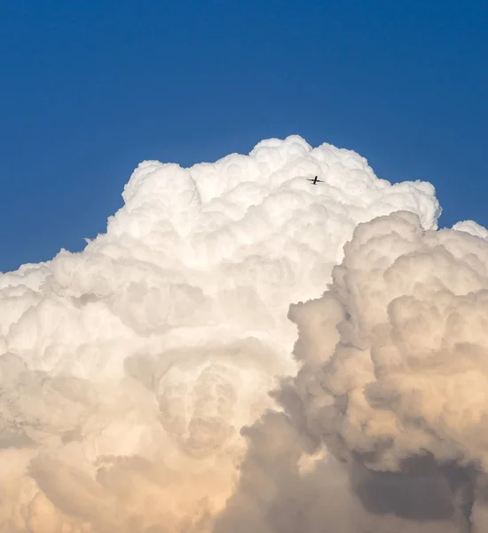 Storm wolken en een verre vliegtuig — Stockfoto
