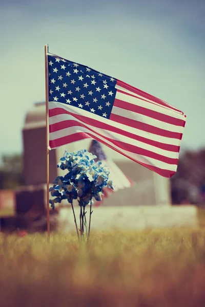 Amerikai veterán zászló a temetőben — Stock Fotó