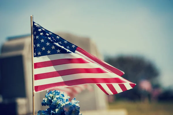 Американский флаг ветерана на кладбище — стоковое фото