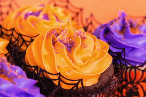 Orange and purple Halloween cupcakes — Stock Photo, Image