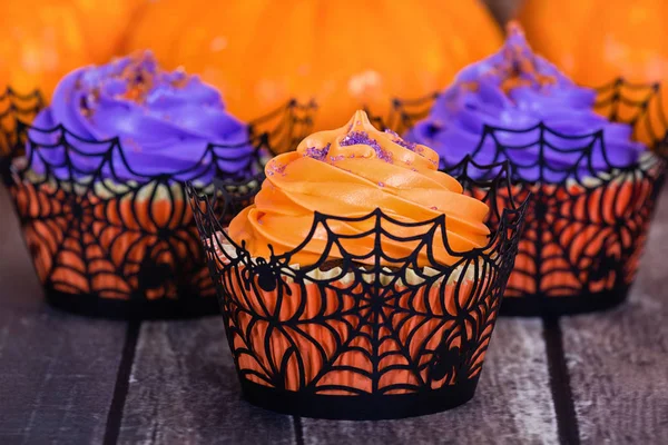 Pomarańczowy i fioletowy cupcakes Halloween — Zdjęcie stockowe