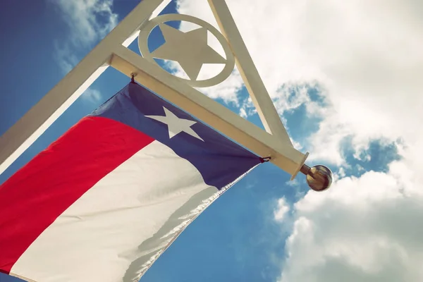 Flaga stanu Texas przeciw błękitne niebo i białe chmury — Zdjęcie stockowe