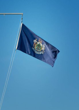 Maine Eyalet bayrağı mavi gökyüzü karşı