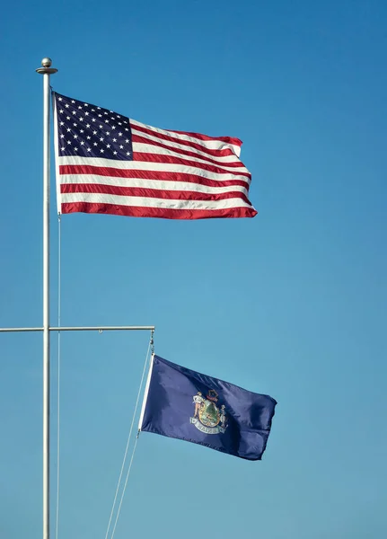 アメリカの国旗と青い空を背景メイン州の州旗 — ストック写真