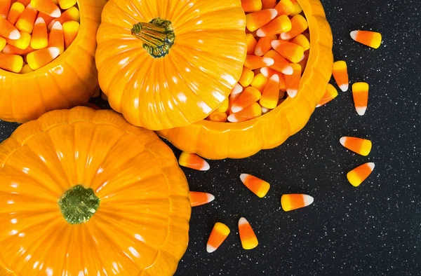 Calabazas de cerámica llenas de dulces de Halloween — Foto de Stock