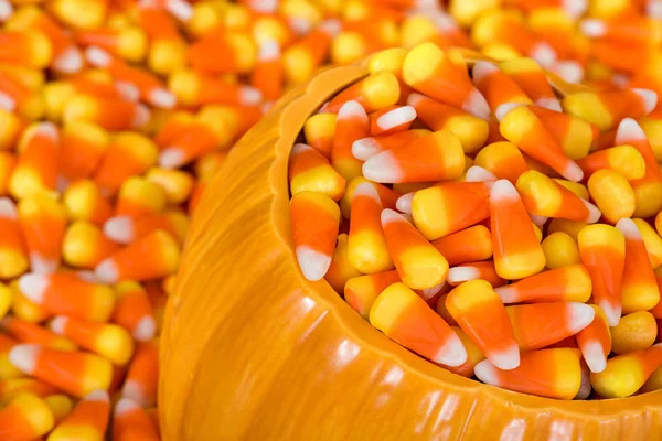 Ceramiczne dyni wypełnione Halloween candy — Zdjęcie stockowe
