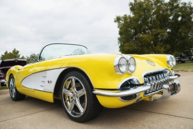 Sarı 1958 Chevrolet Corvette klasik otomobil