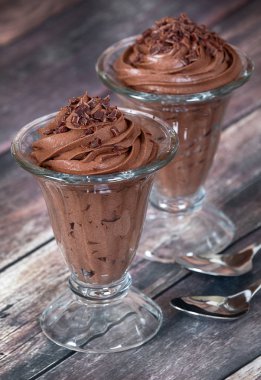 Koyu çikolata mousse tatlı