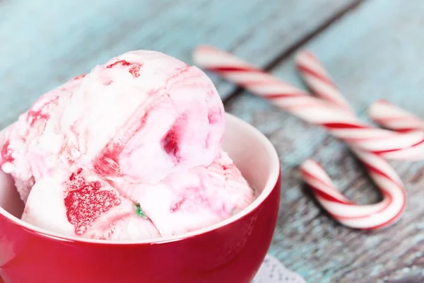 Crème glacée à la menthe poivrée en tasse de vacances rouge — Photo