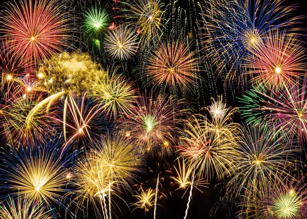 Spettacolo di fuochi d'artificio festivo e colorato — Foto Stock